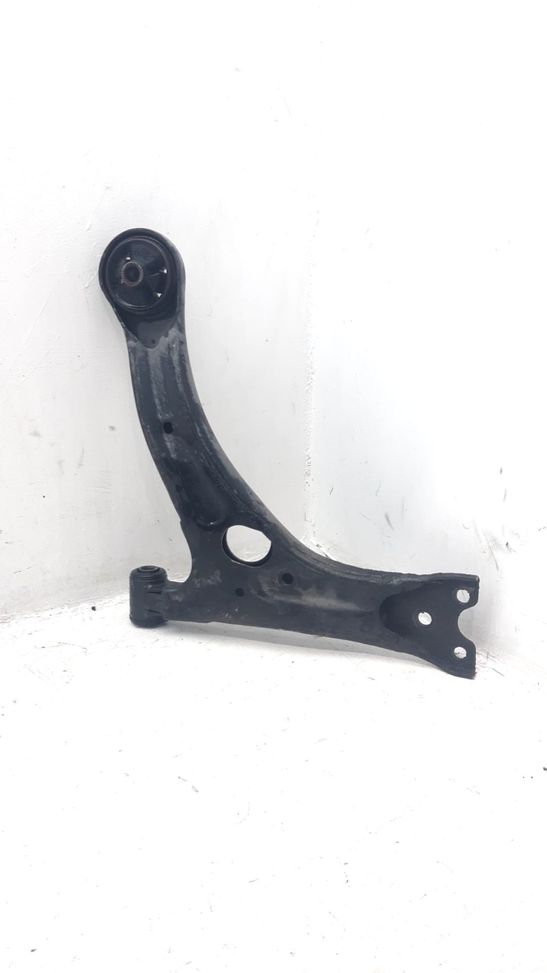 Brazo suspension inferior delantero izquierdo TOYOTA COROLLA SEDAN (_E12_)