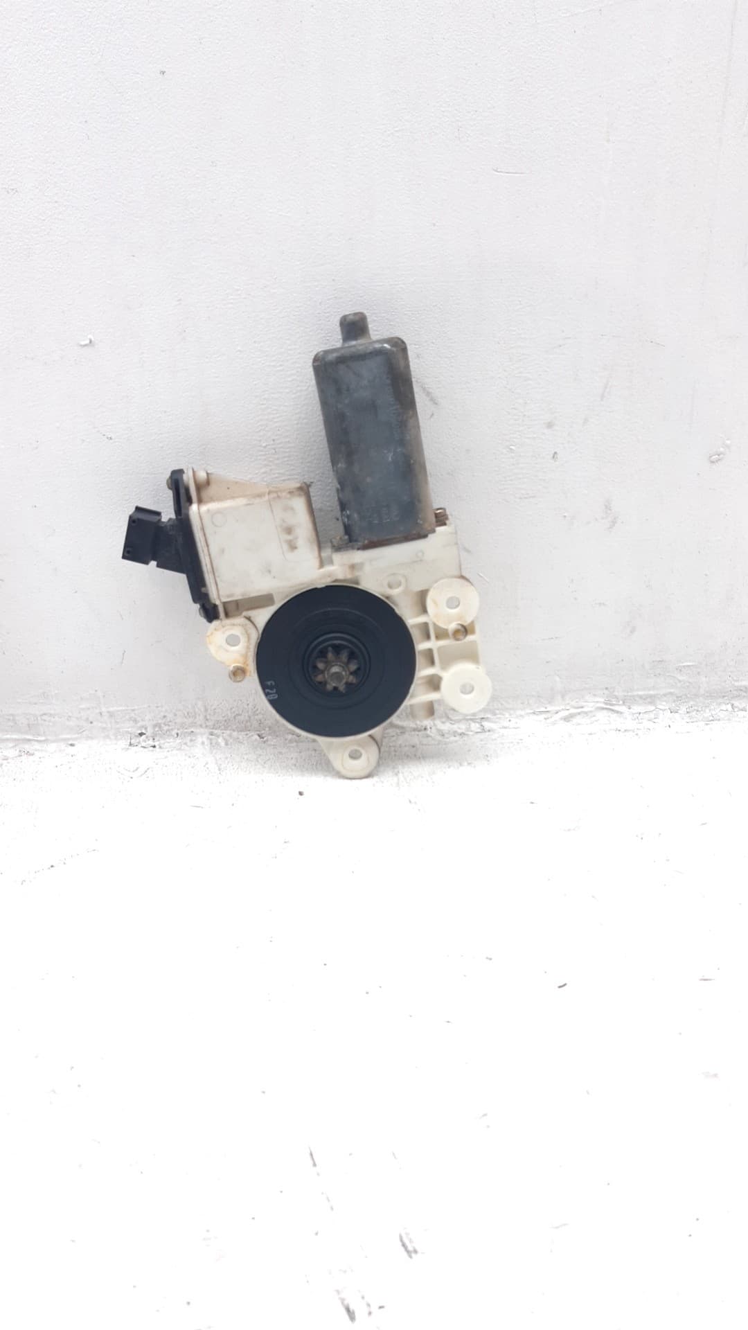 Motor elevalunas delantero izquierdo TOYOTA COROLLA SEDAN (_E12_)