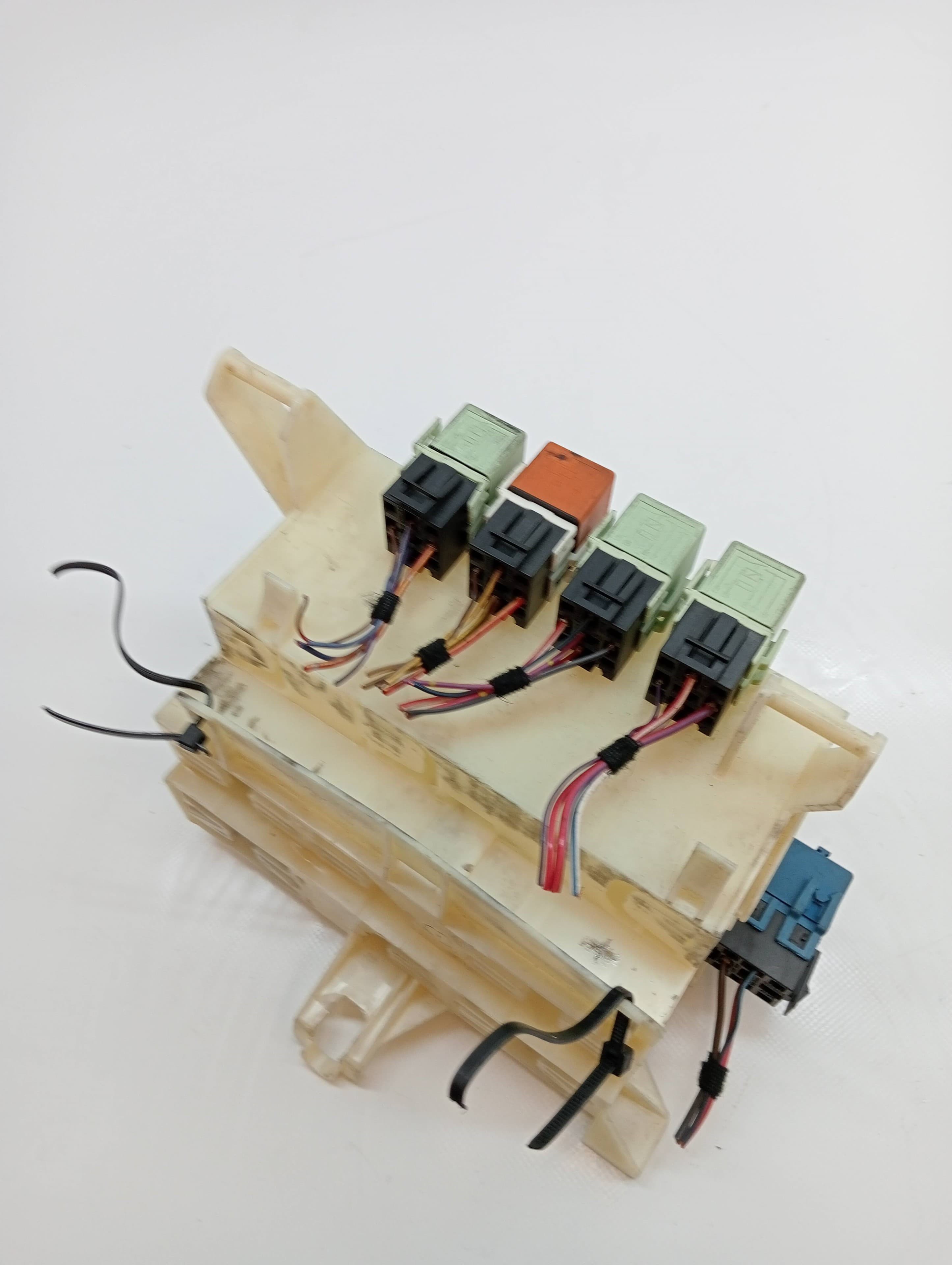Caja reles / fusibles BMW X3 (E83) 2