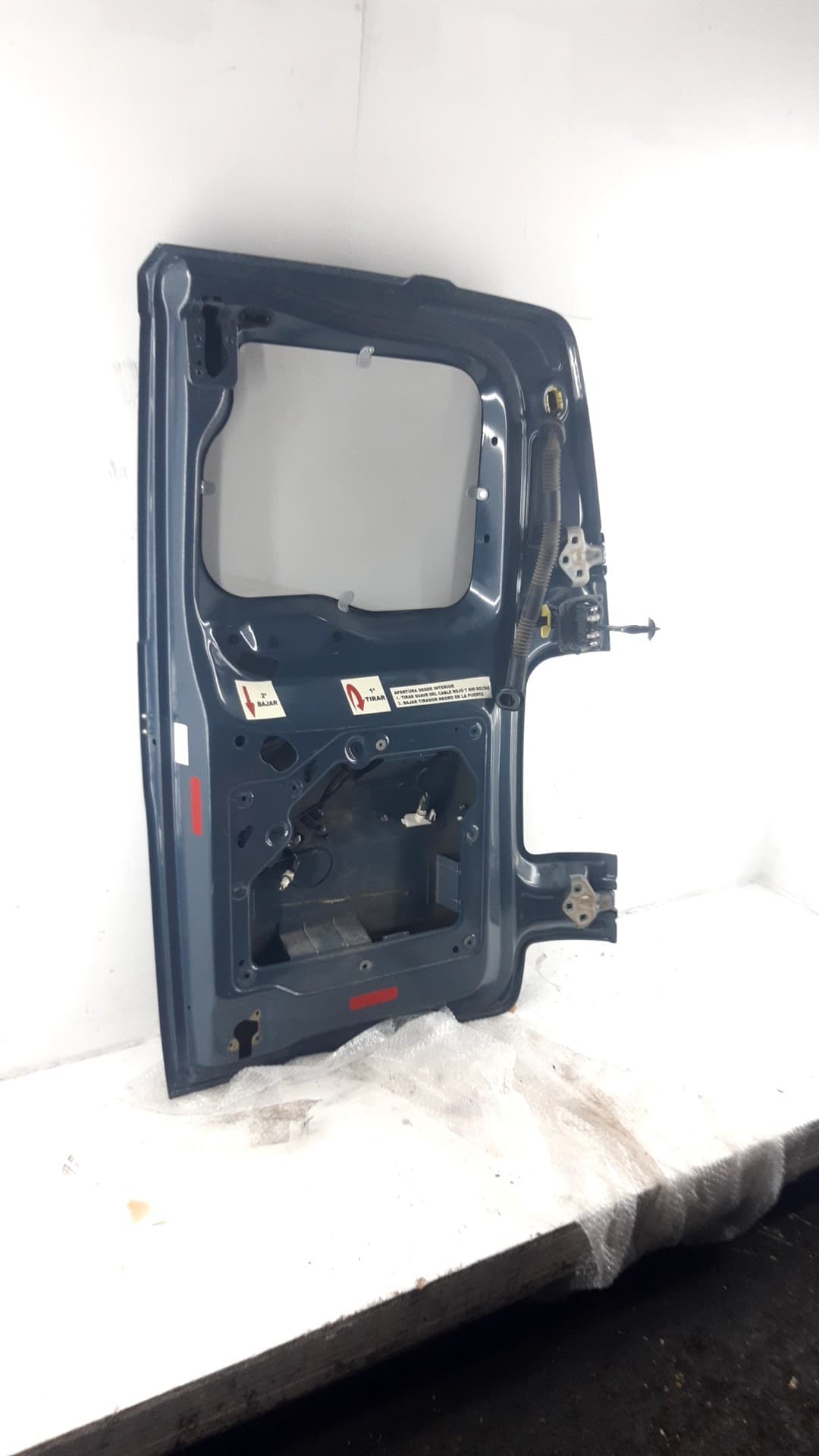 Puerta trasera izquierda OPEL VIVARO FURGÓN 2