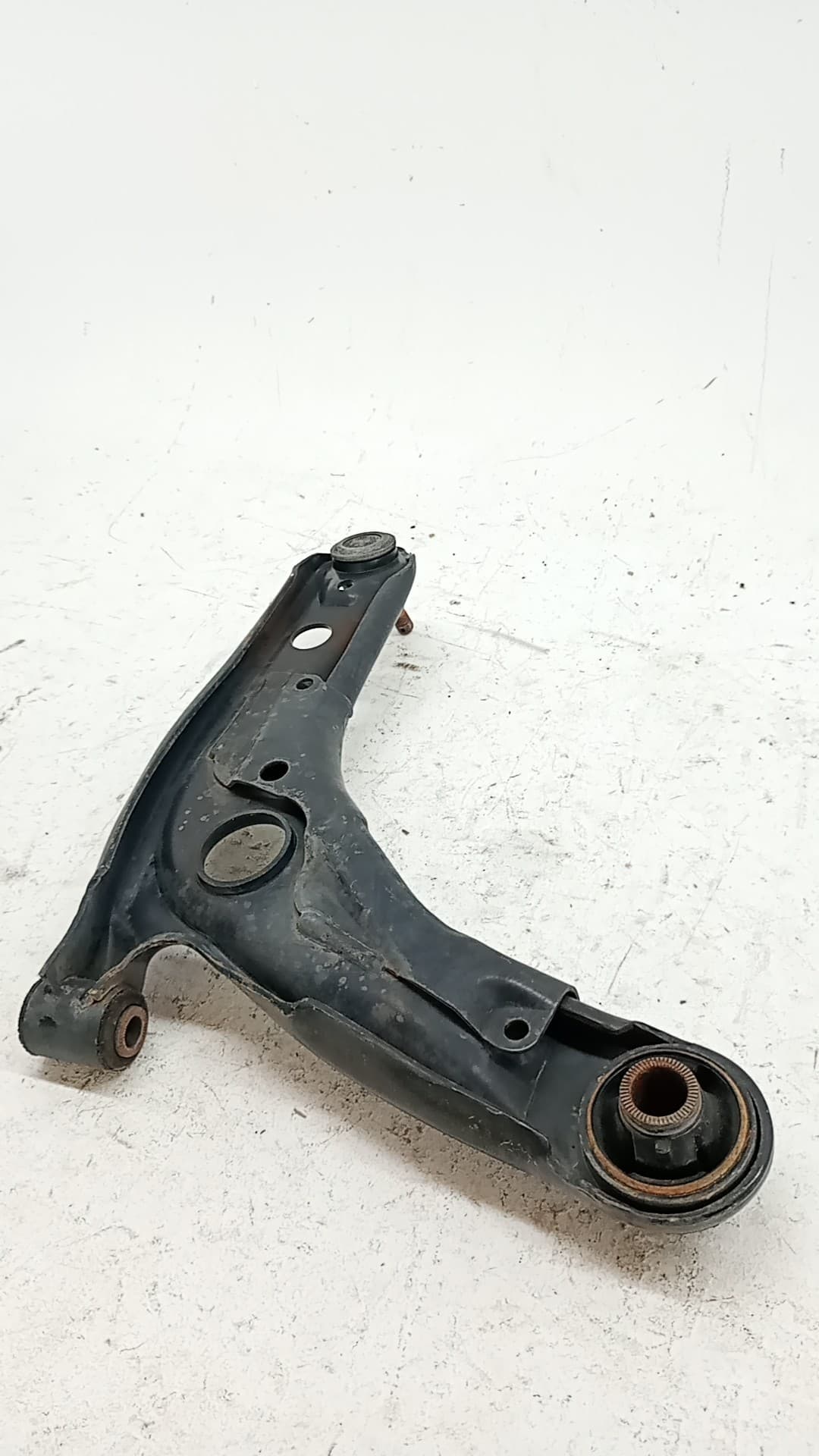 Brazo suspension inferior delantero izquierdo TOYOTA YARIS 3