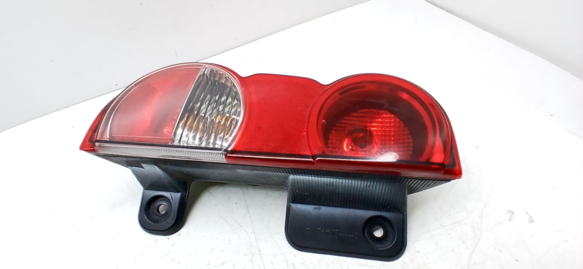 Piloto trasero izquierdo NISSAN NV 200 (M20)