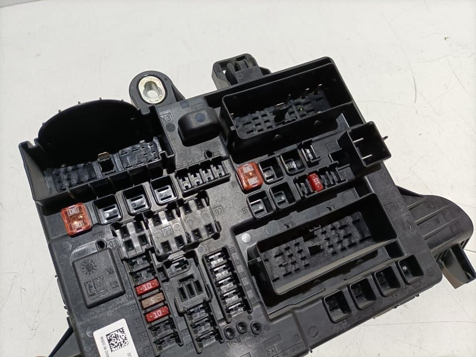Caja reles / fusibles OPEL INSIGNIA BERLINA 3