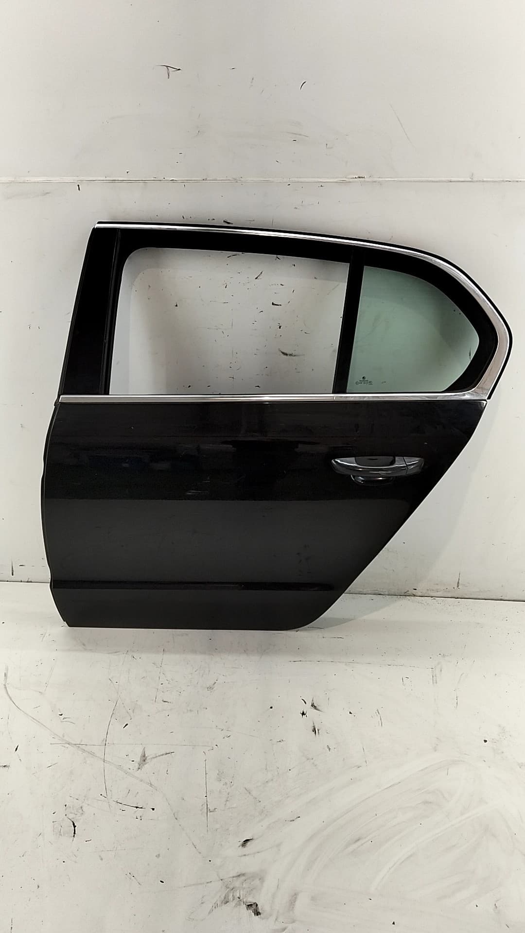 Puerta trasera izquierda SKODA SUPERB II (3T4)