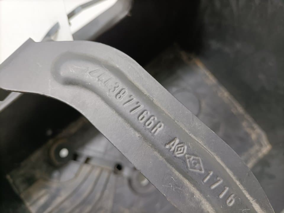 Plastico RENAULT FLUENCE 5