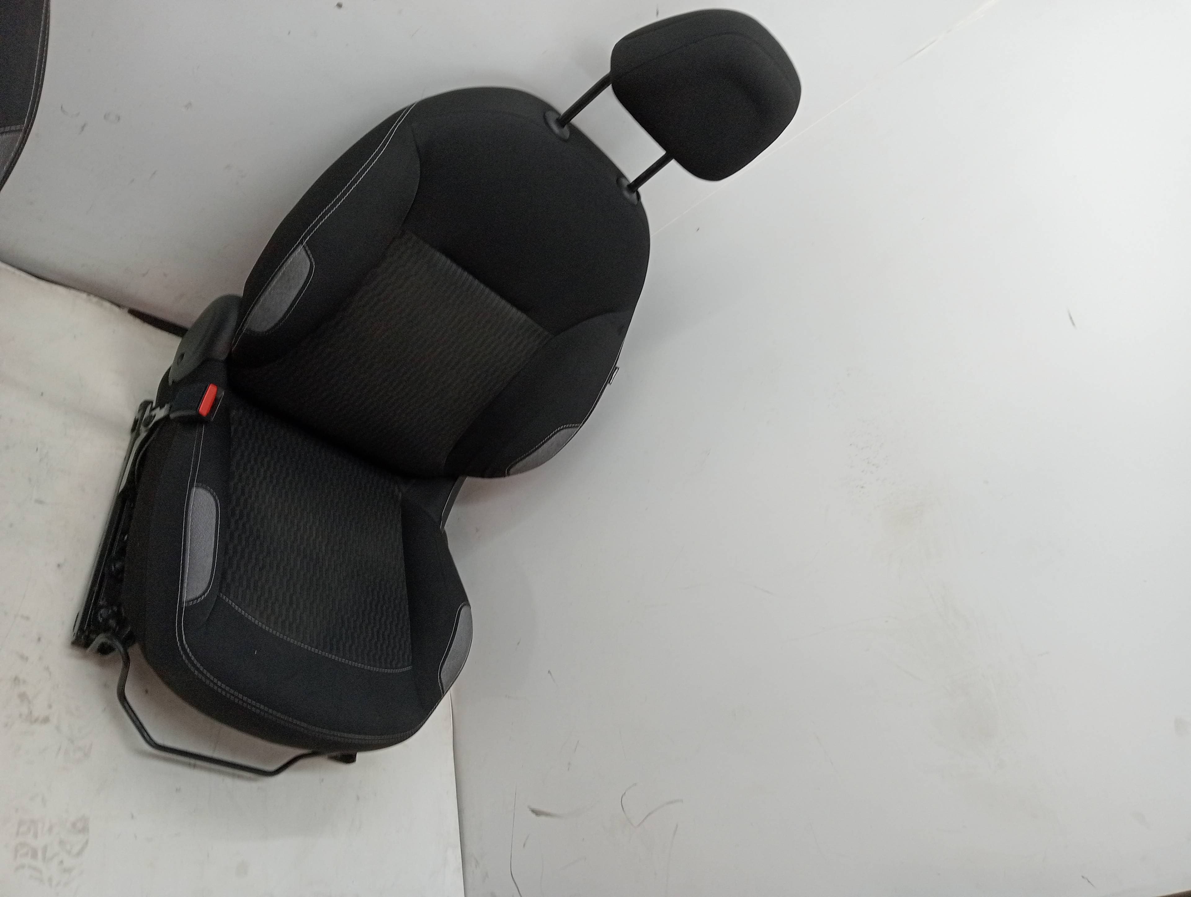 Asiento delantero izquierdo PEUGEOT 208 3