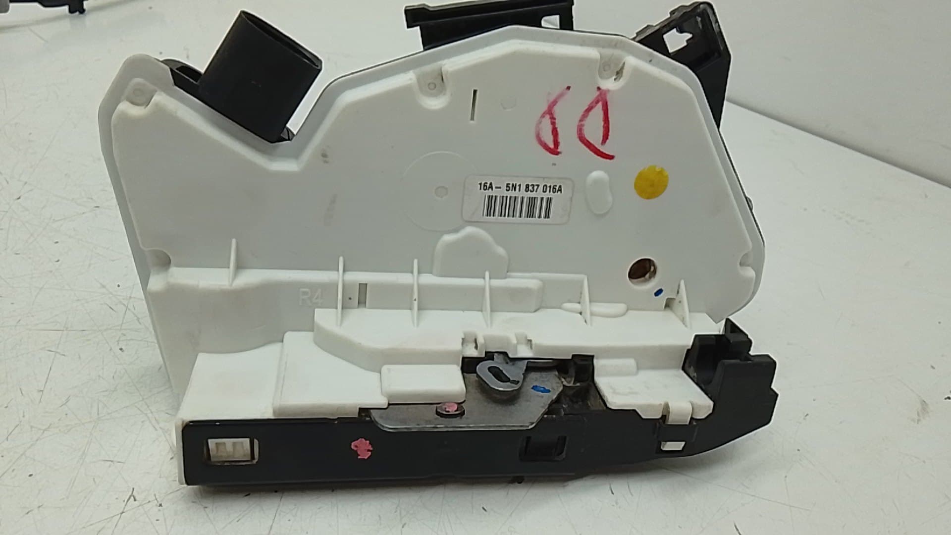 Cerradura puerta delantera derecha VOLKSWAGEN SCIROCCO (137) 4