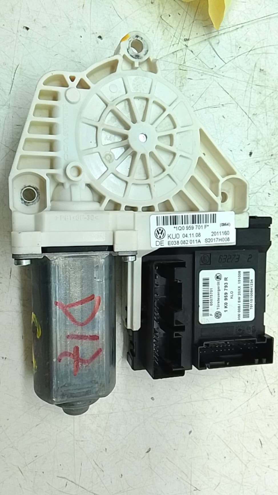 Motor elevalunas delantero izquierdo VOLKSWAGEN SCIROCCO (137)