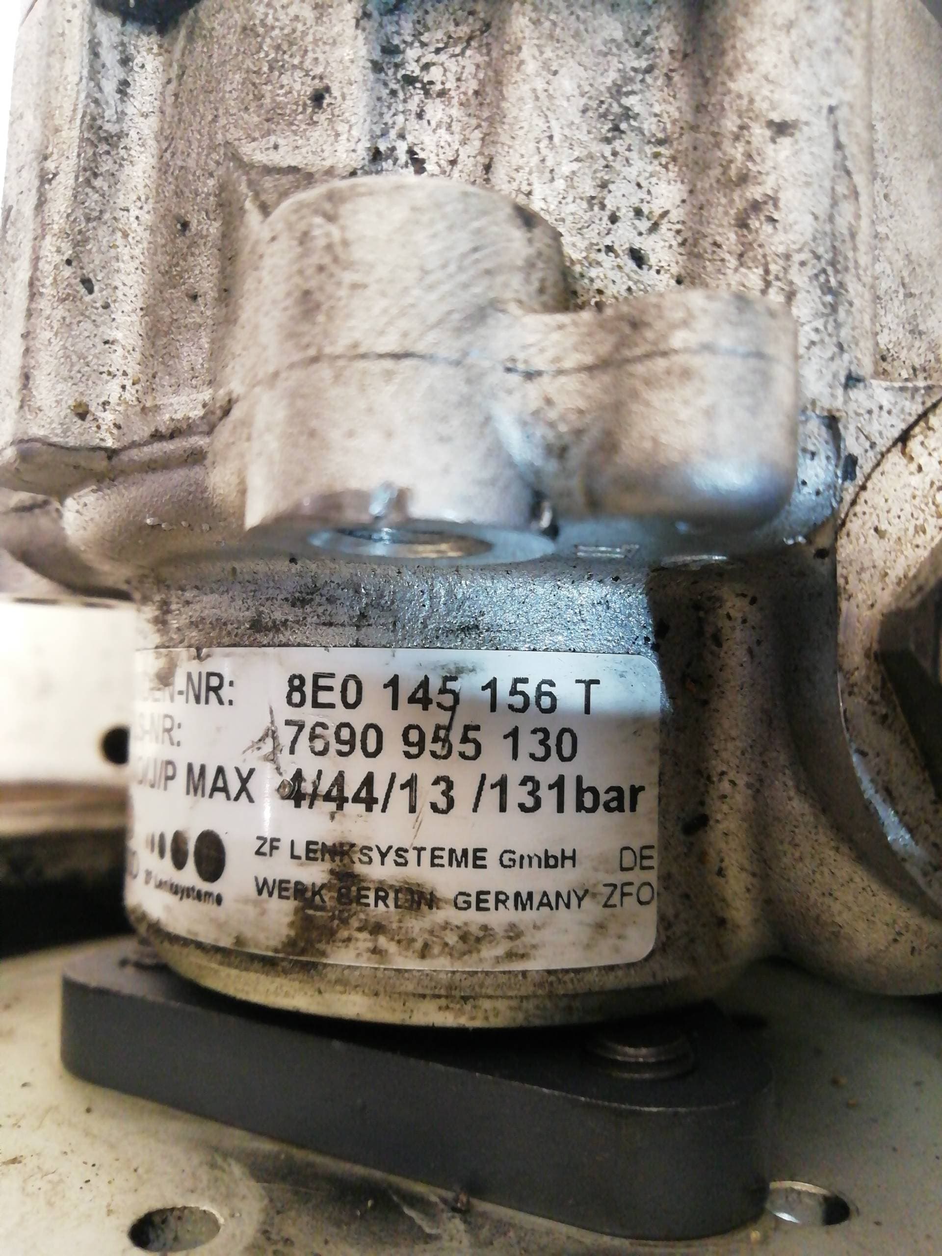 Bomba direccion AUDI A4 AVANT (8E) 2