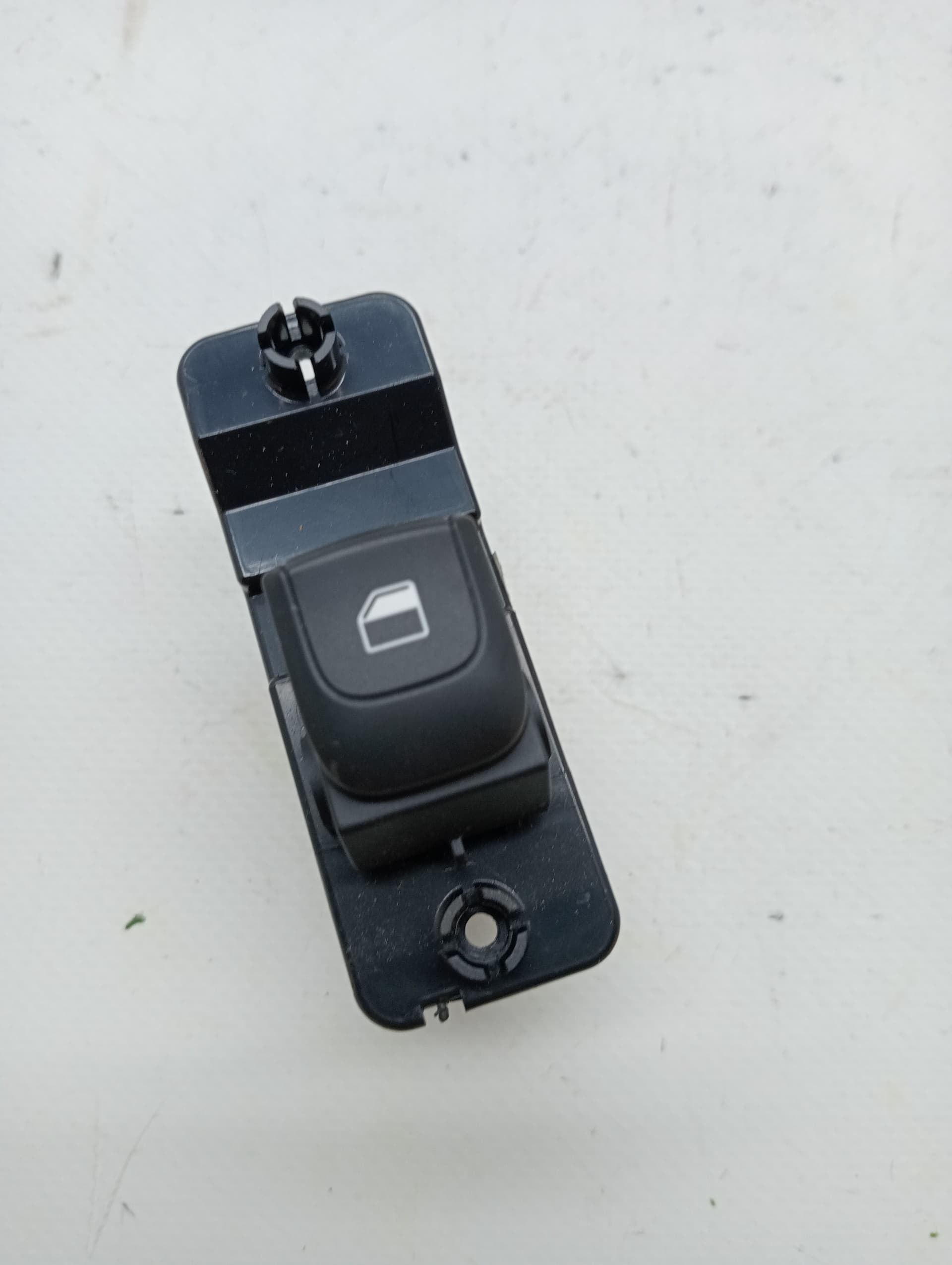 Mando elevalunas trasero derecho KIA RIO (YB)