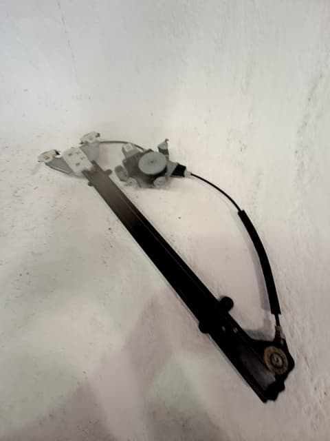 Motor elevalunas delantero derecho NISSAN NV 200 (M20) 2