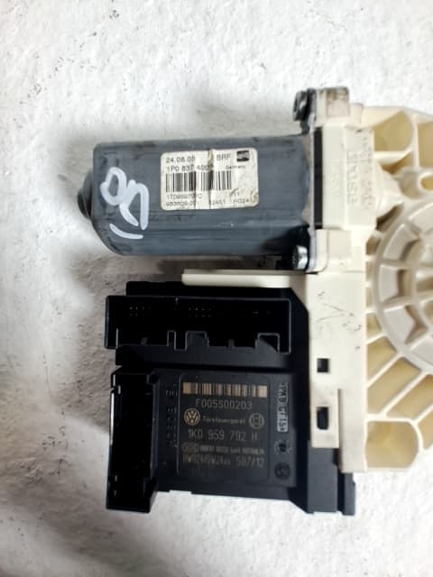 Motor elevalunas delantero derecho SEAT LEON (1P1) 2