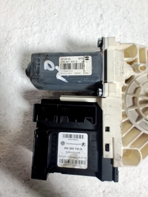 Motor elevalunas delantero izquierdo SEAT LEON (1P1)