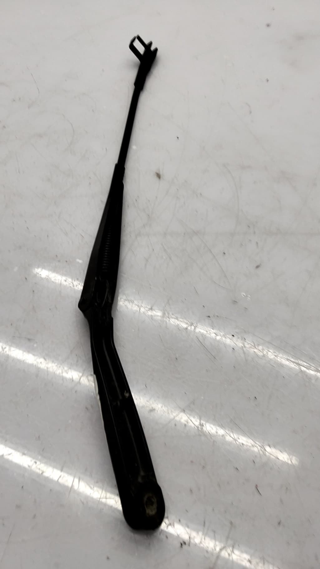 Brazo limpia delantero izquierdo VOLKSWAGEN POLO (9N1)