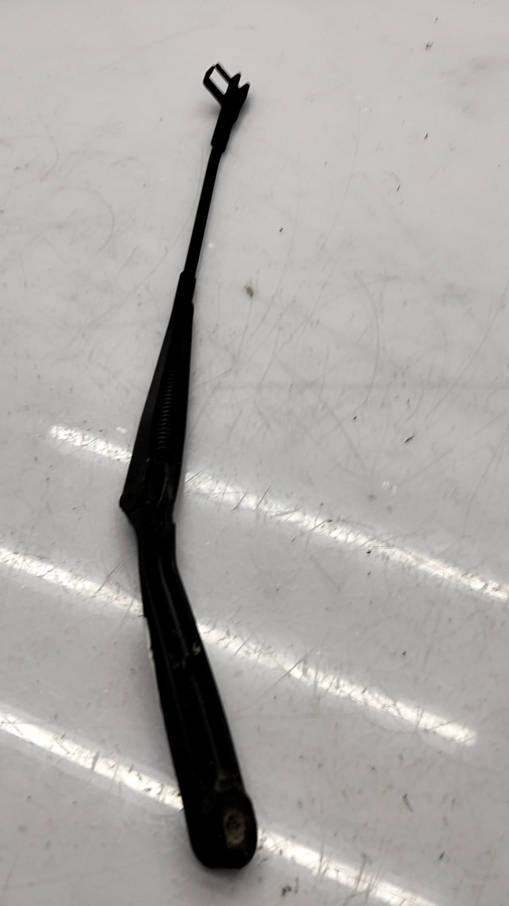 Brazo limpia delantero izquierdo VOLKSWAGEN POLO (9N1) 3