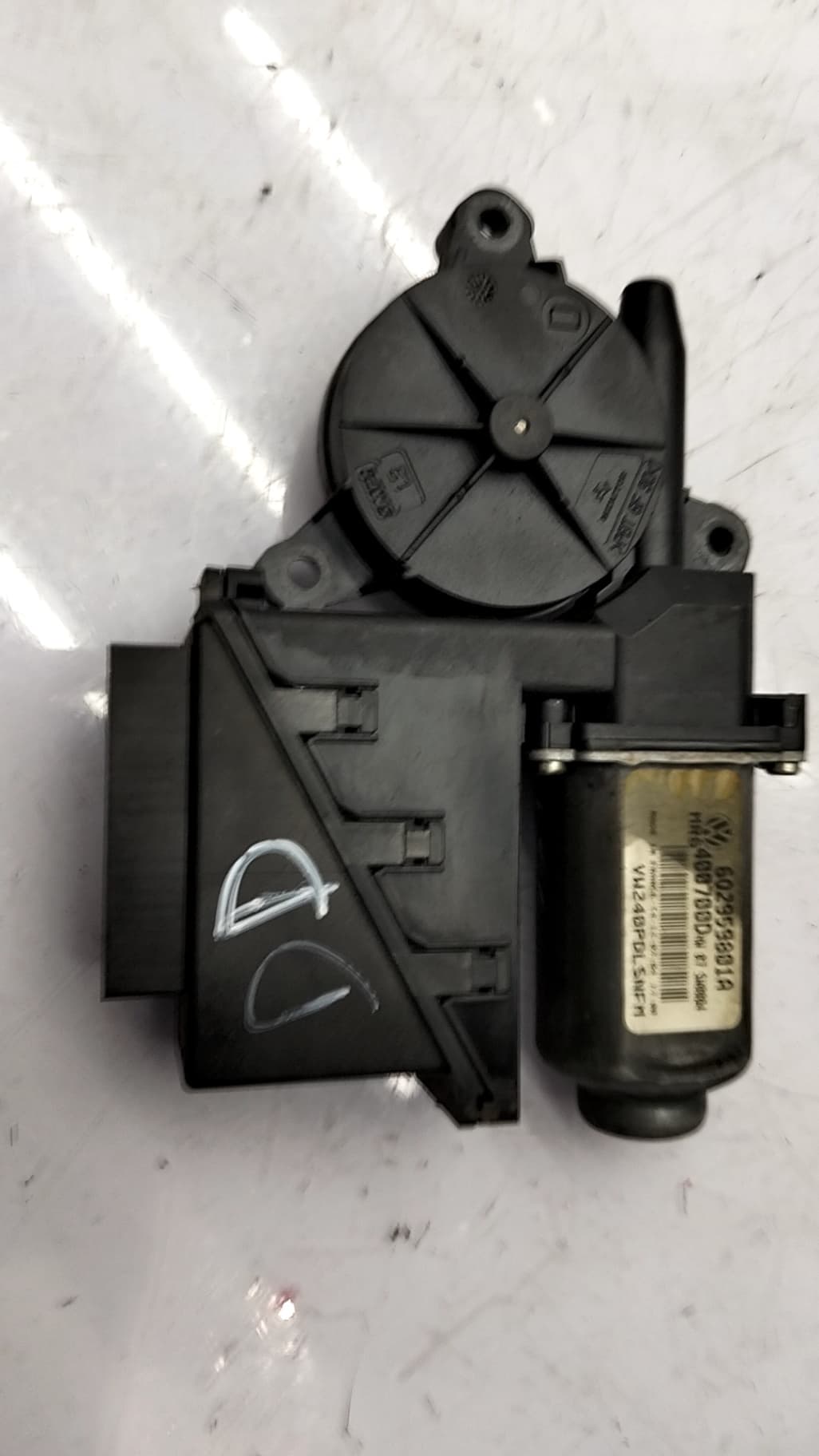 Motor elevalunas delantero derecho VOLKSWAGEN POLO (9N1)