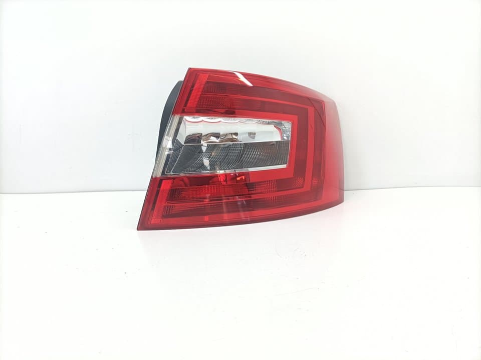 Piloto trasero derecho SKODA OCTAVIA COMBI (5E5)