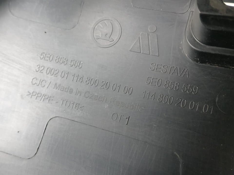 Plastico SKODA OCTAVIA COMBI (5E5) 3