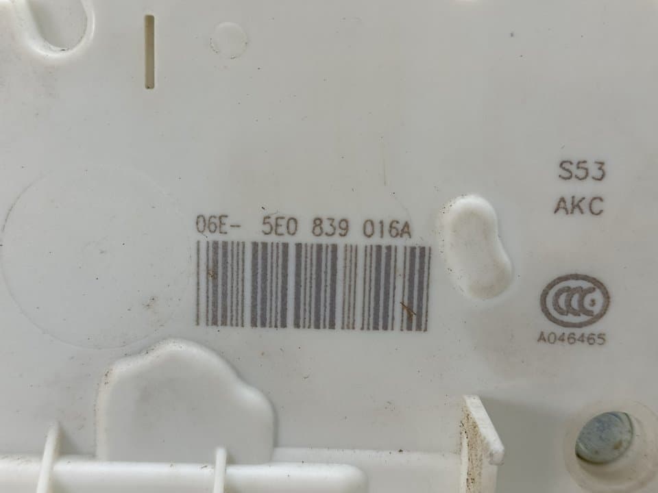Cerradura puerta trasera derecha SKODA OCTAVIA COMBI (5E5) 2