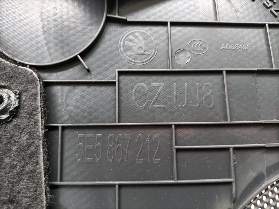 Guarnecido puerta trasera derecha SKODA OCTAVIA COMBI (5E5) 2