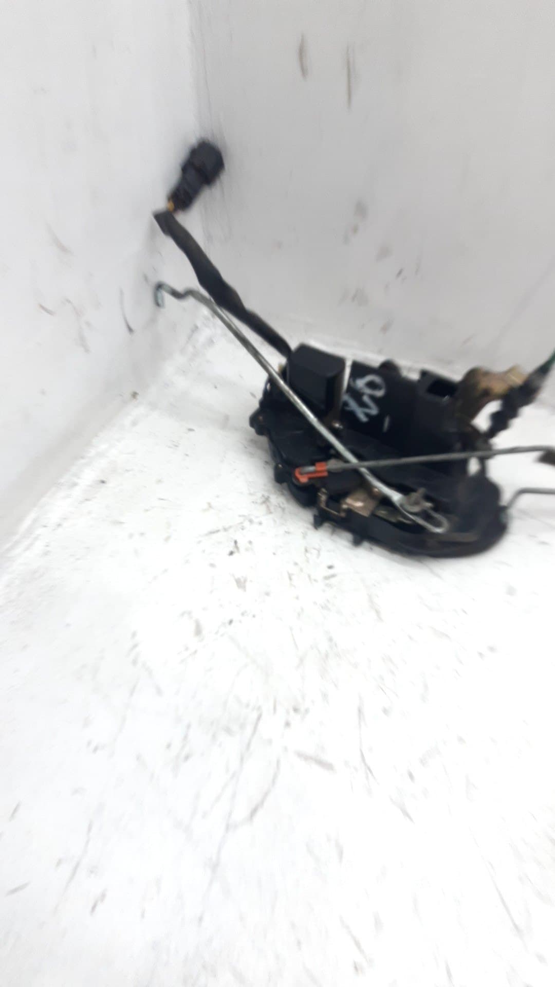 Cerradura puerta delantera izquierda KIA CARNIVAL 2