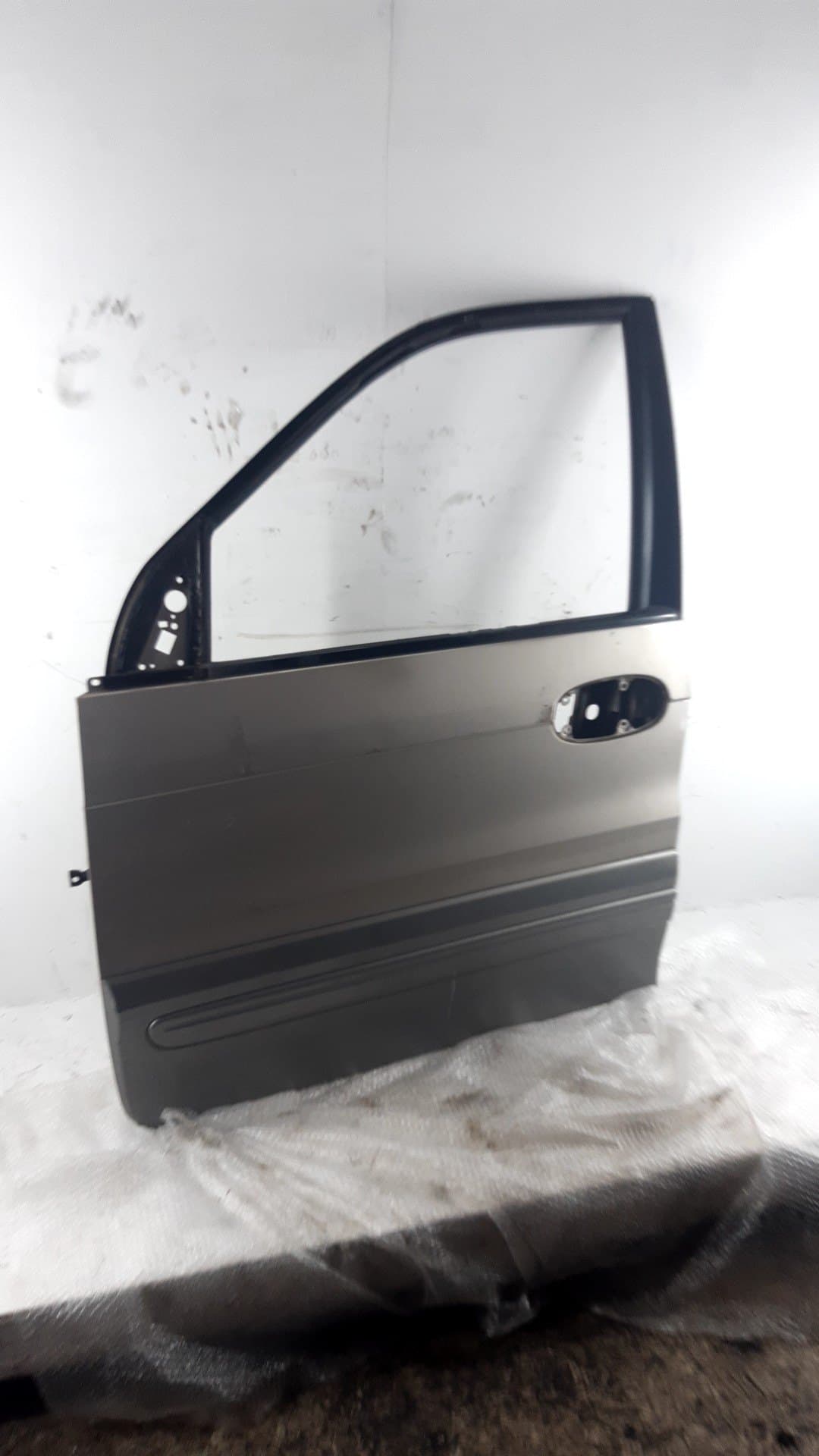 Puerta delantera izquierda KIA CARNIVAL