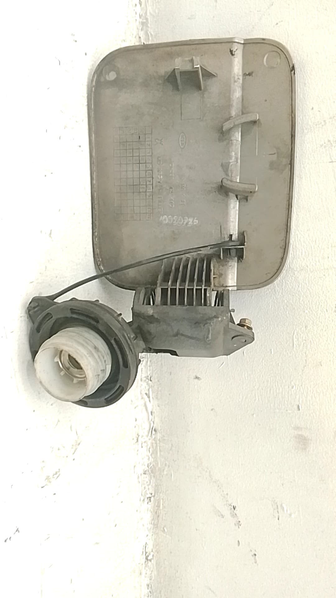 Tapa exterior combustible KIA CARNIVAL 2