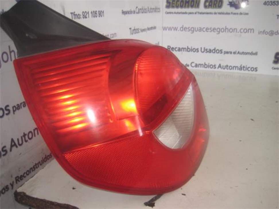 Piloto trasero izquierdo RENAULT CLIO III 2