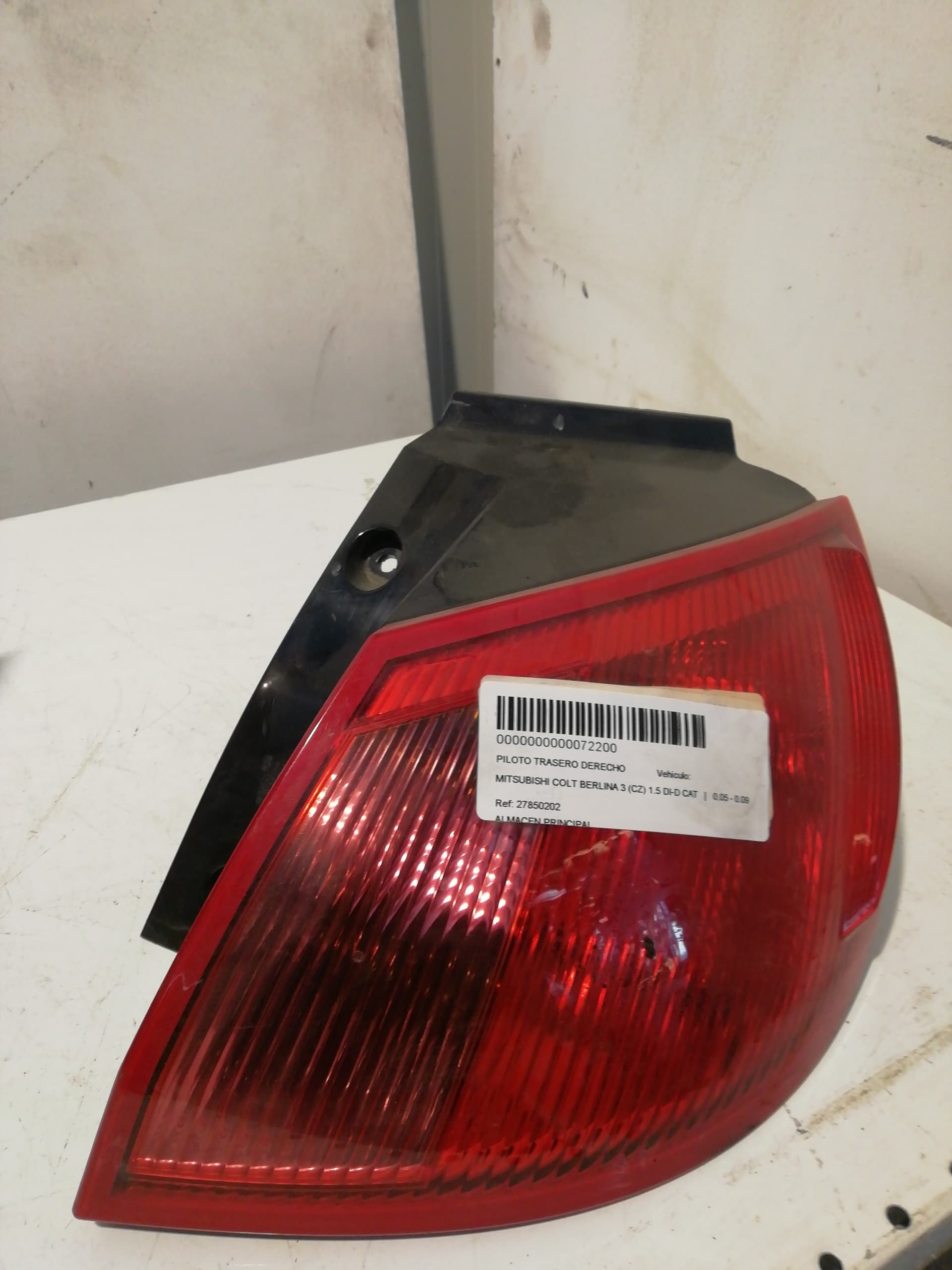 Piloto trasero derecho MITSUBISHI COLT BERLINA 3 (CZ)