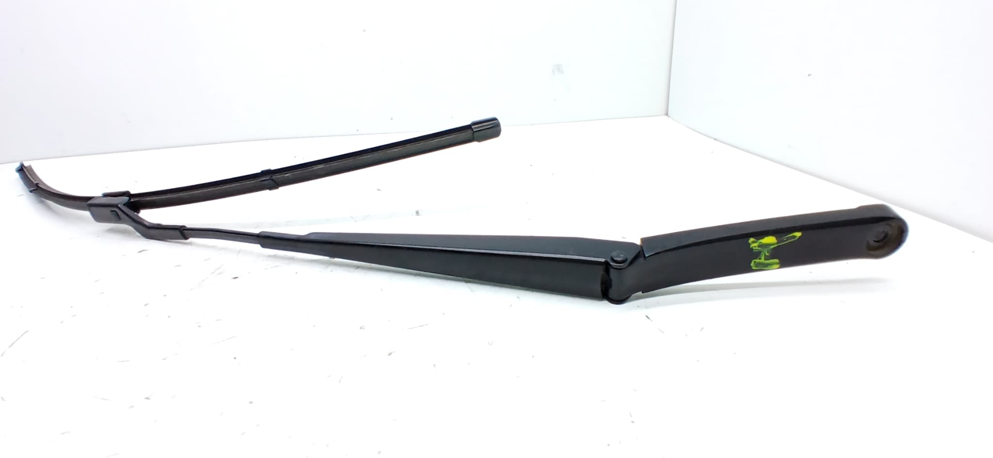Brazo limpia delantero izquierdo VOLKSWAGEN POLO