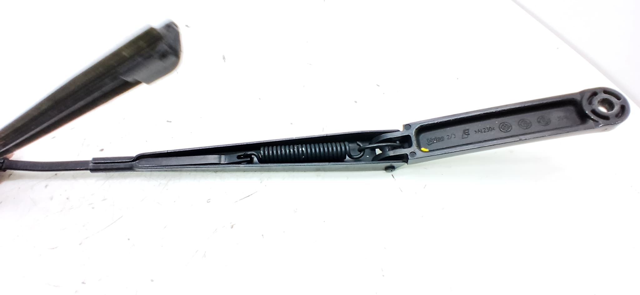 Brazo limpia delantero izquierdo VOLKSWAGEN POLO 2