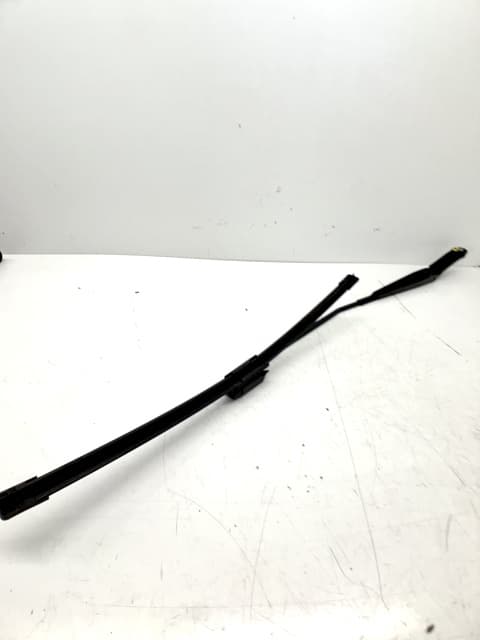 Brazo limpia delantero izquierdo VOLKSWAGEN SCIROCCO (137)