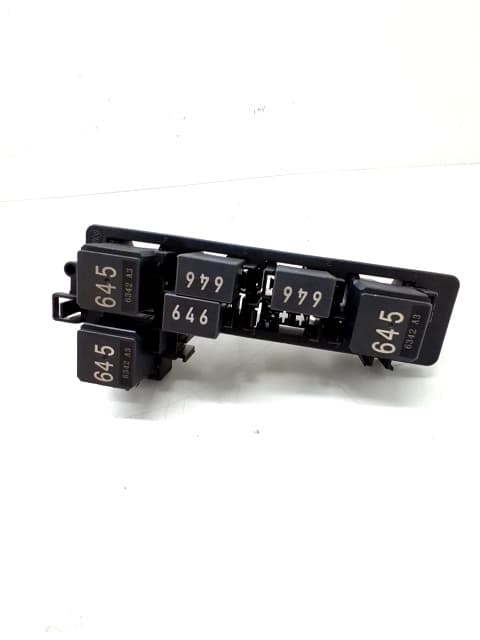Caja reles / fusibles VOLKSWAGEN SCIROCCO (137)
