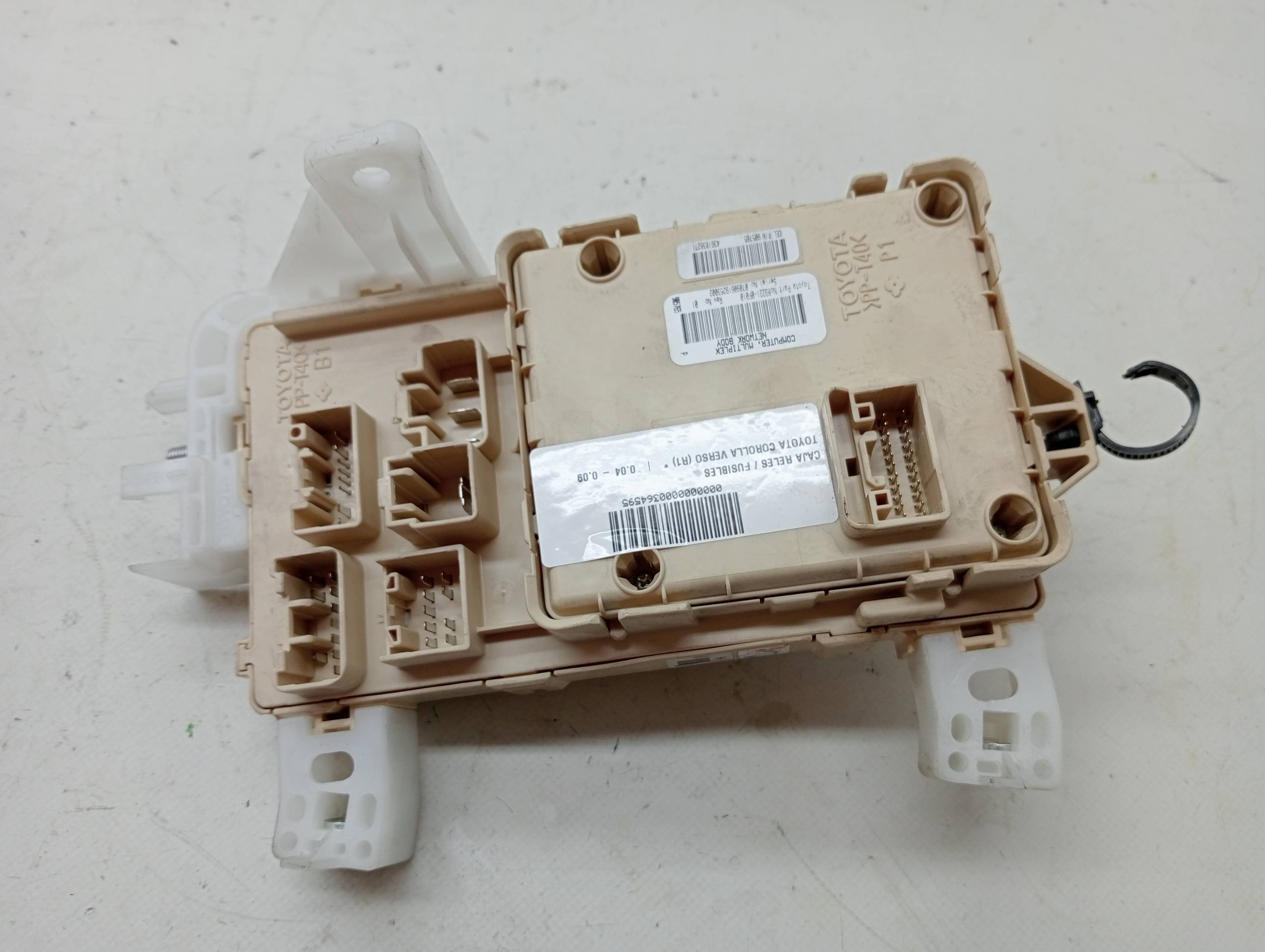 Caja reles / fusibles TOYOTA COROLLA VERSO (R1)