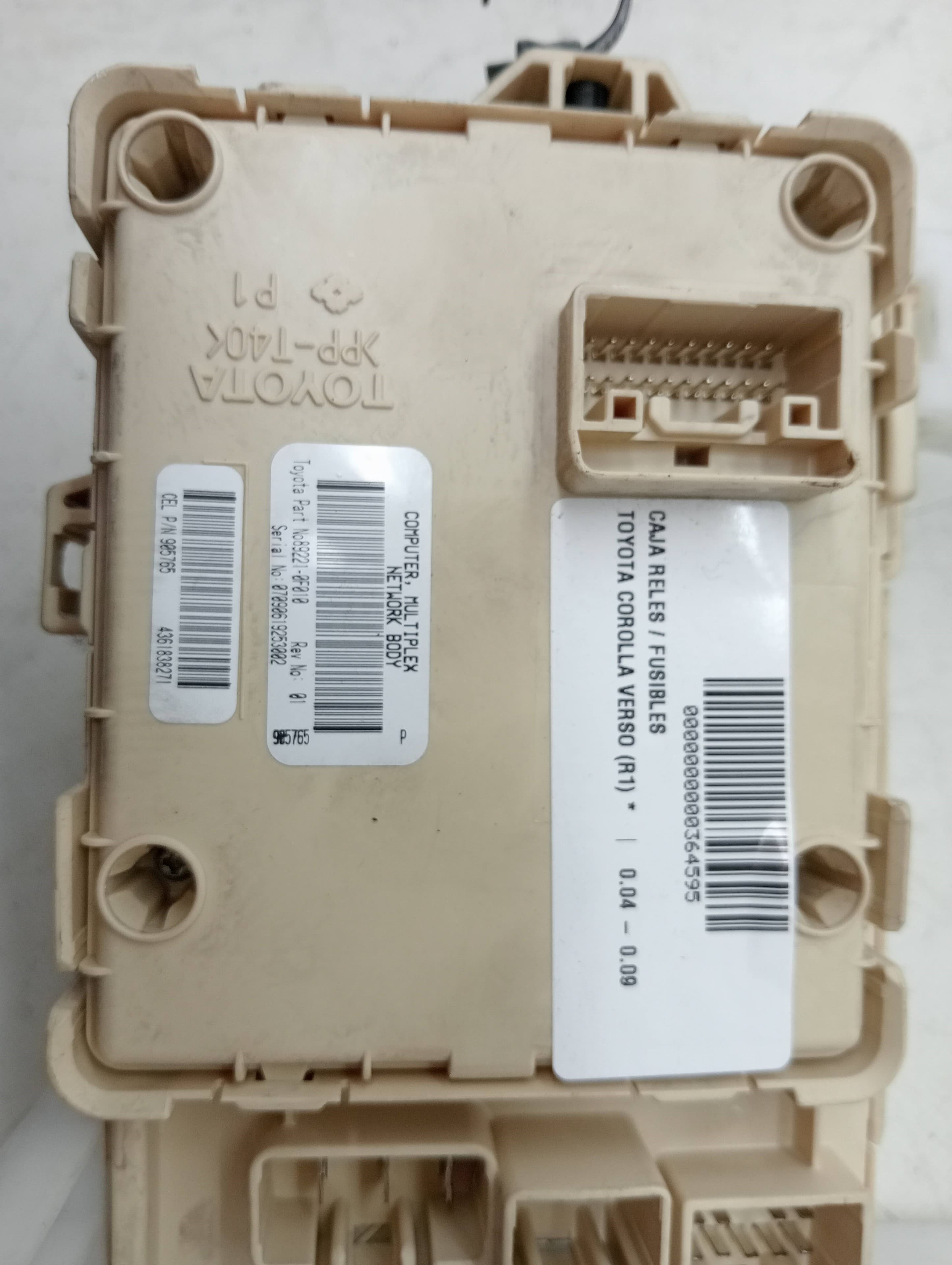 Caja reles / fusibles TOYOTA COROLLA VERSO (R1) 2