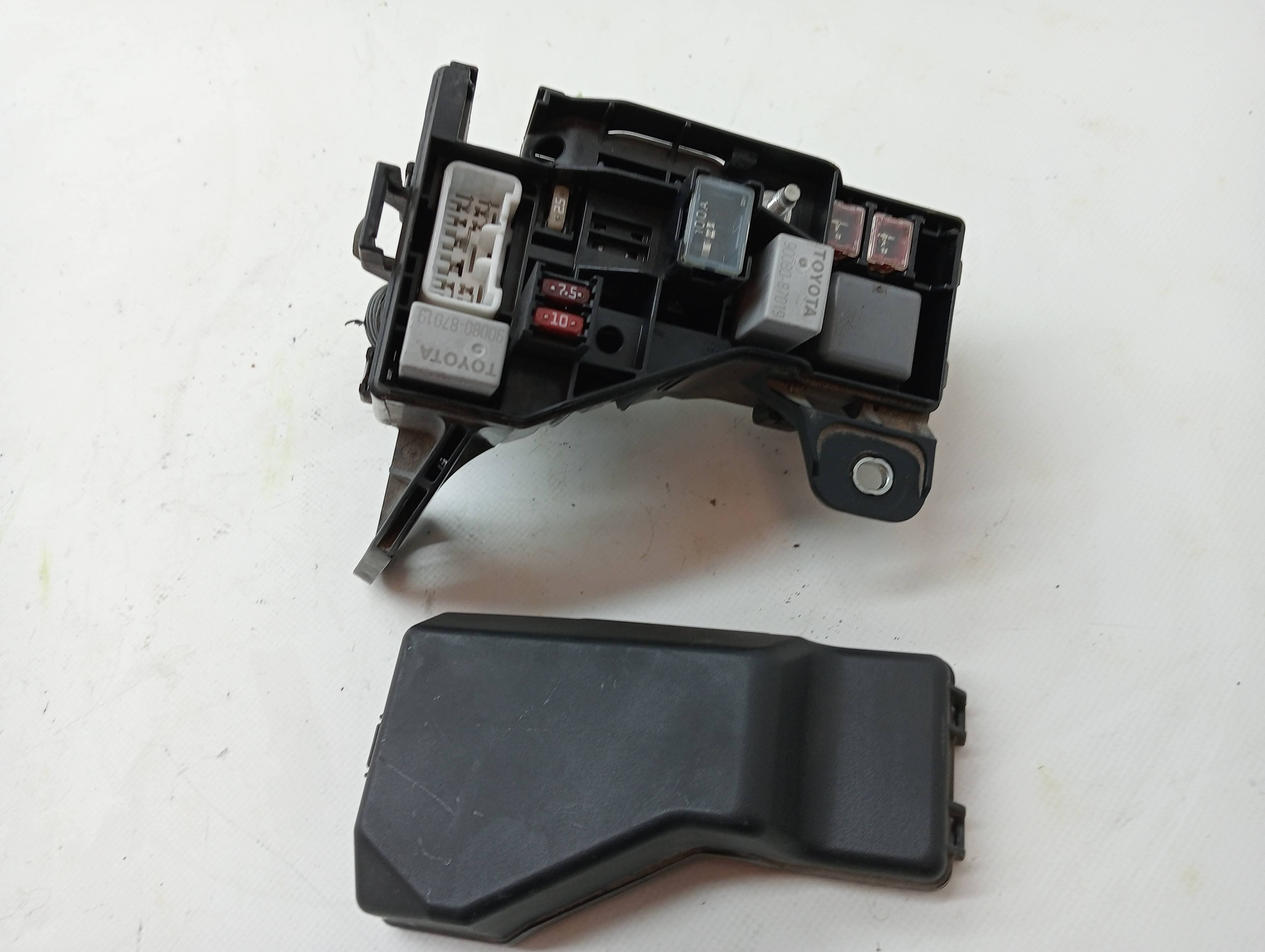Caja reles / fusibles TOYOTA COROLLA VERSO (R1)