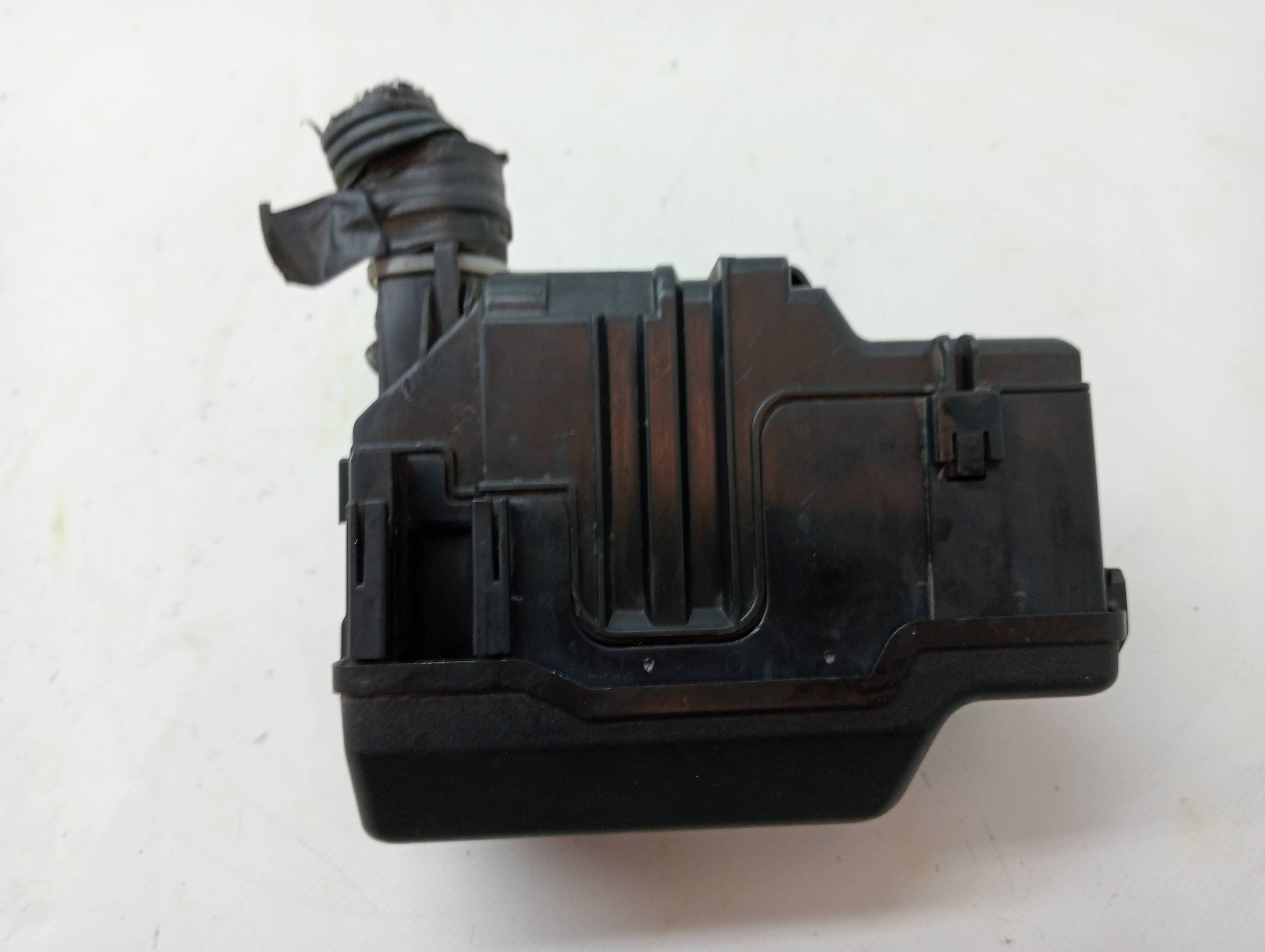 Caja reles / fusibles TOYOTA COROLLA VERSO (R1) 3