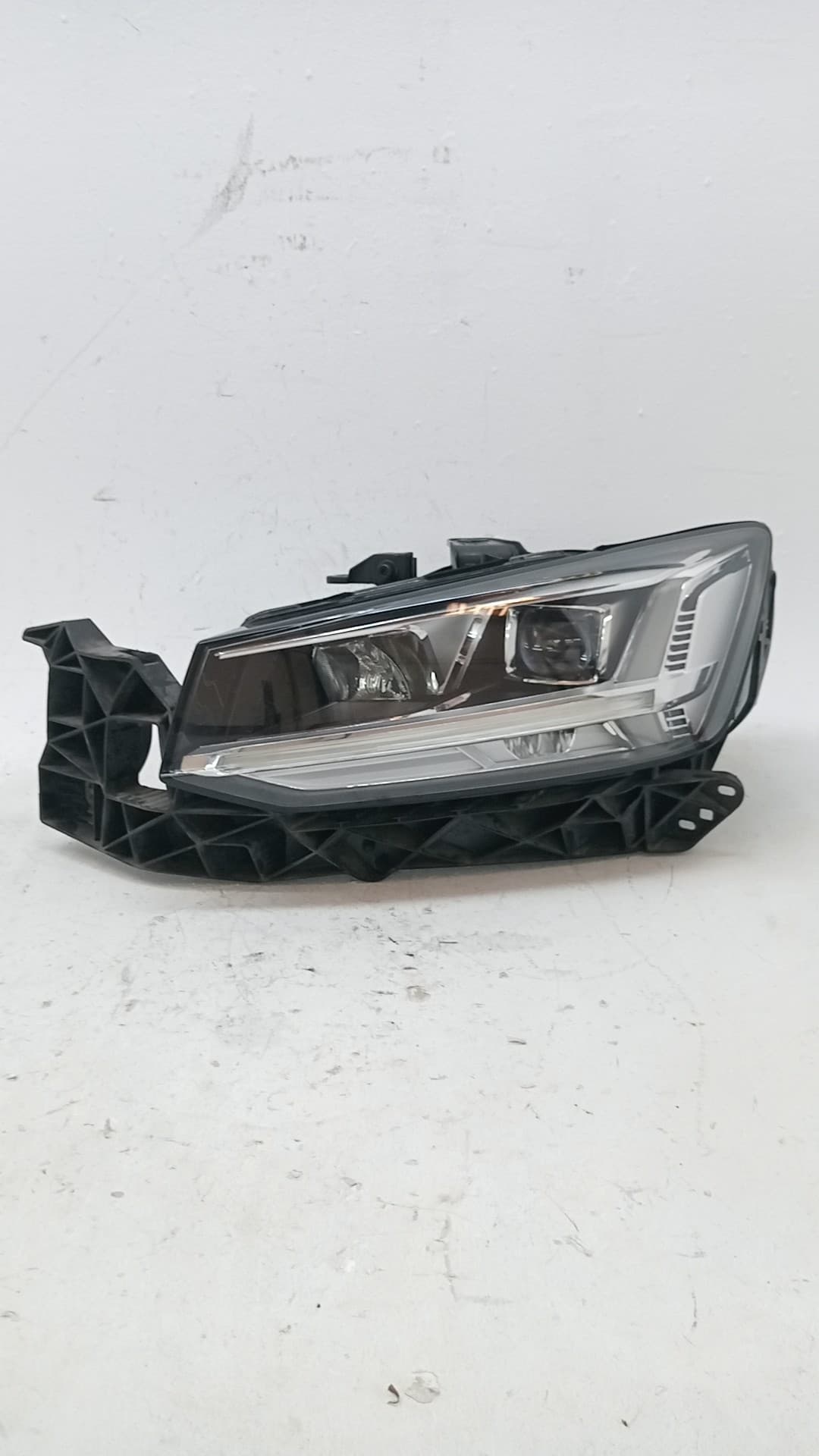 Faro izquierdo AUDI Q2 (GAB)