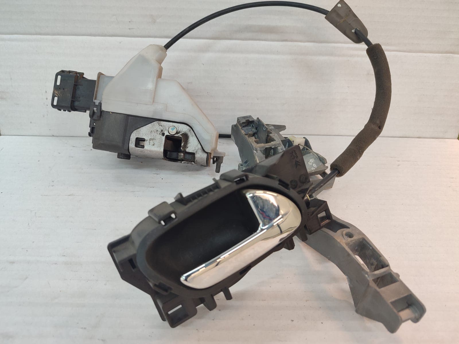 Cerradura puerta trasera derecha PEUGEOT 3008 2