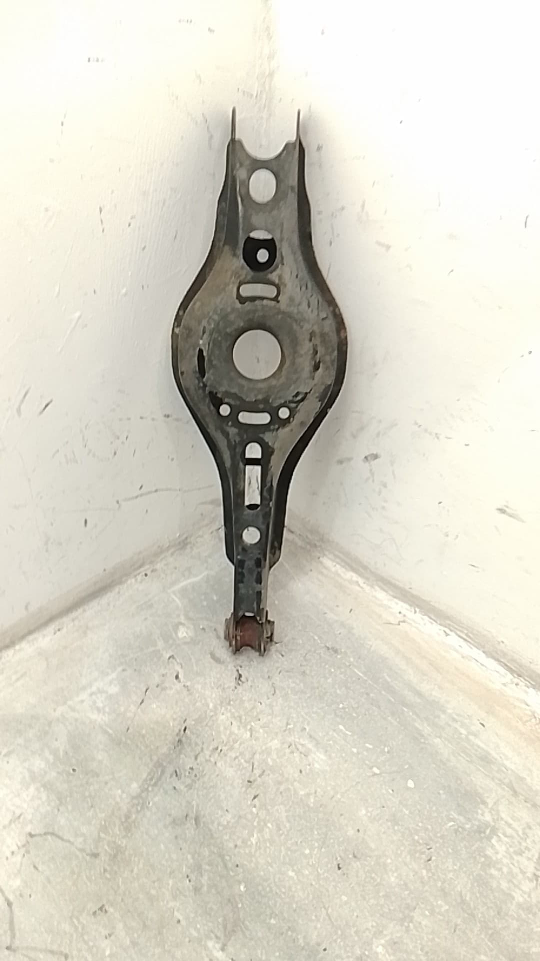 Soporte brazo suspension trasero izquierdo TOYOTA C-HR 4