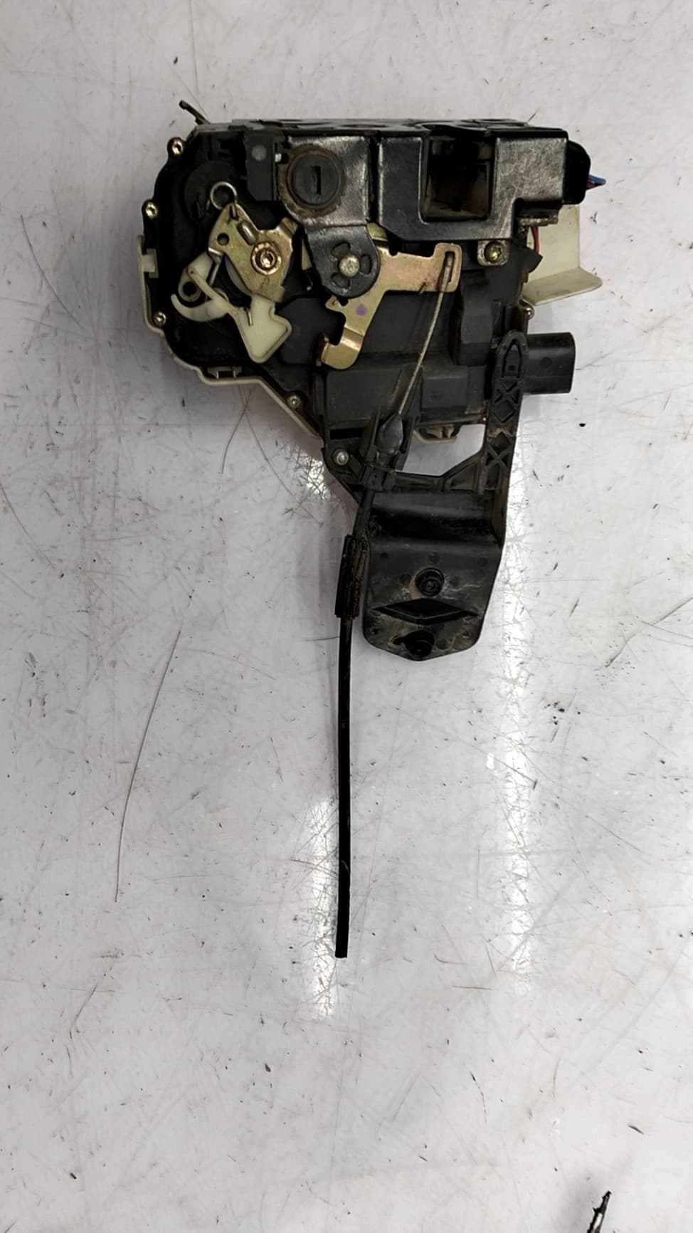 Cerradura puerta delantera izquierda VOLKSWAGEN PASSAT BERLINA (3A2) 2