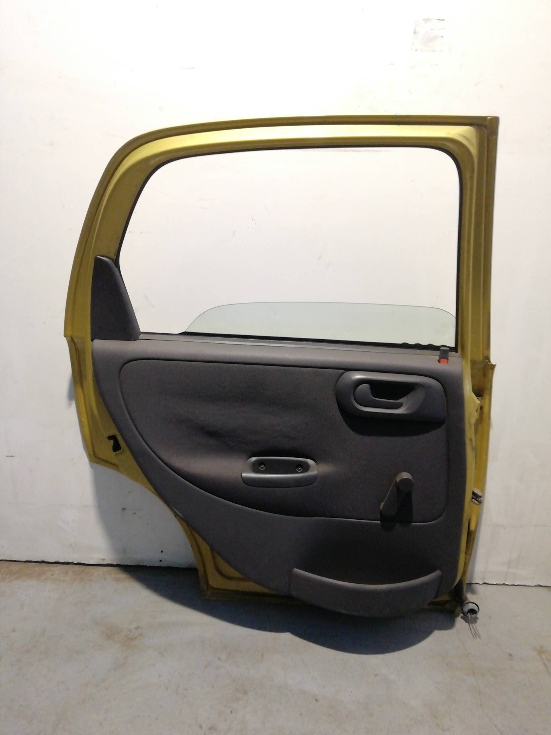 Puerta trasera izquierda OPEL CORSA C 2