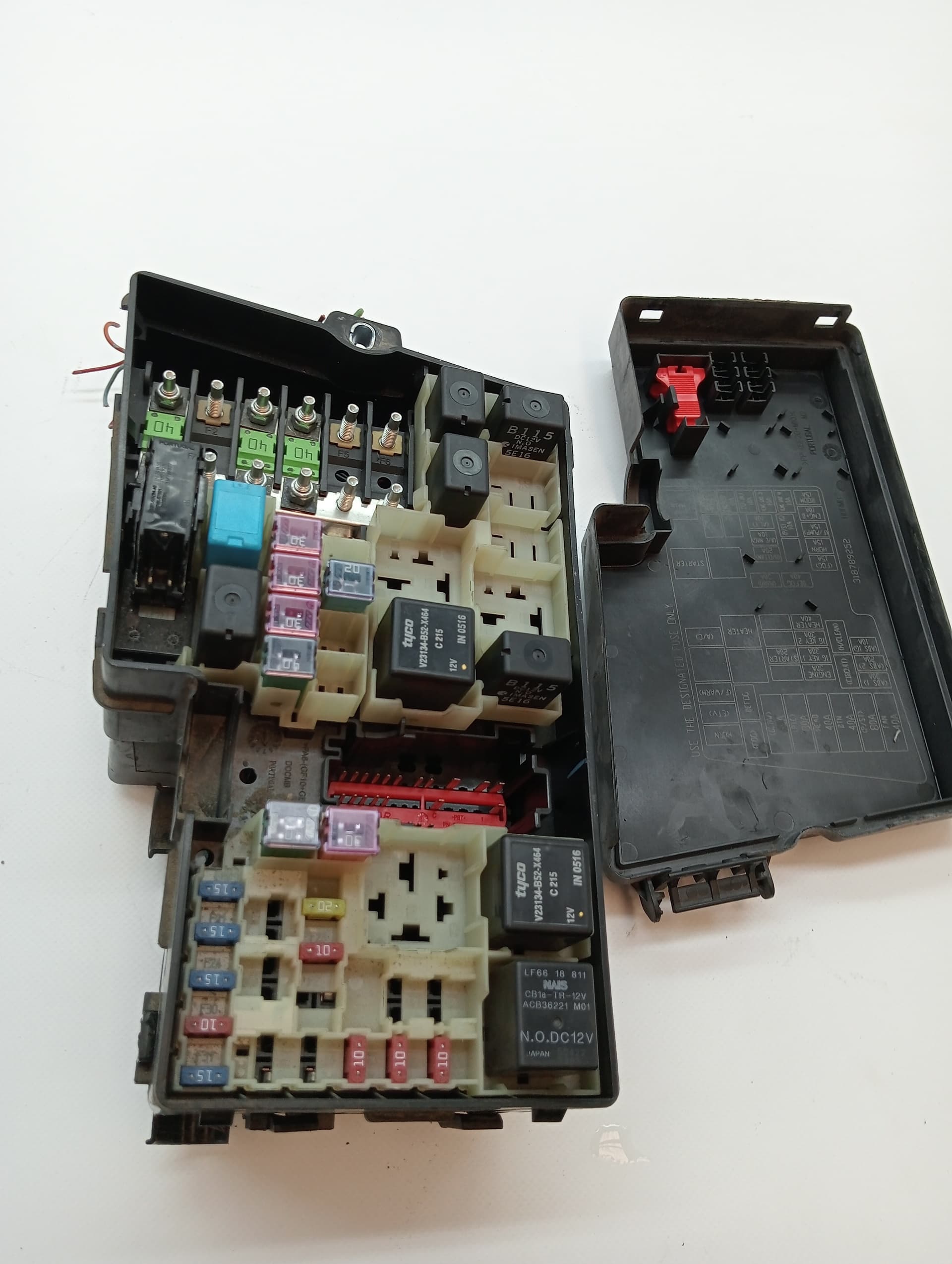 Caja reles / fusibles MAZDA 3 (BK)