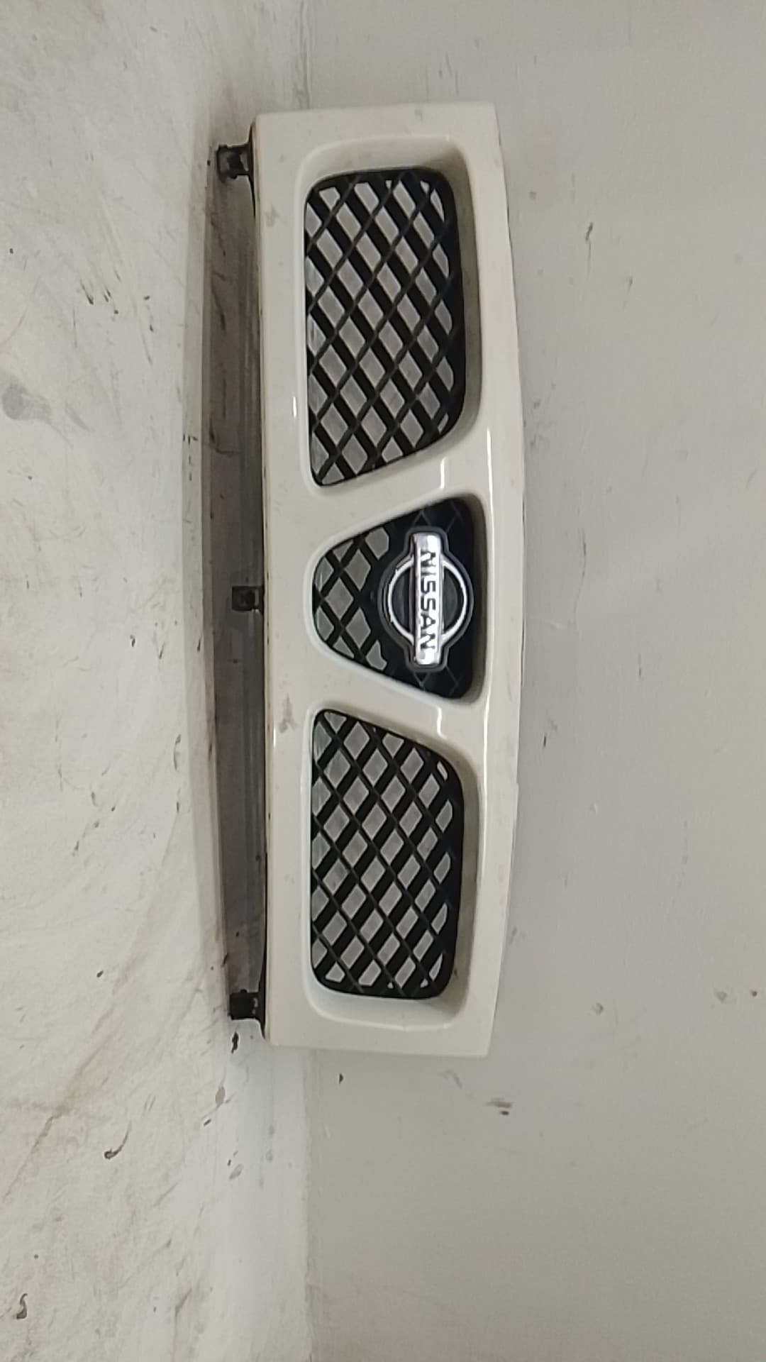 Rejilla delantera NISSAN TERRANO (WD21)