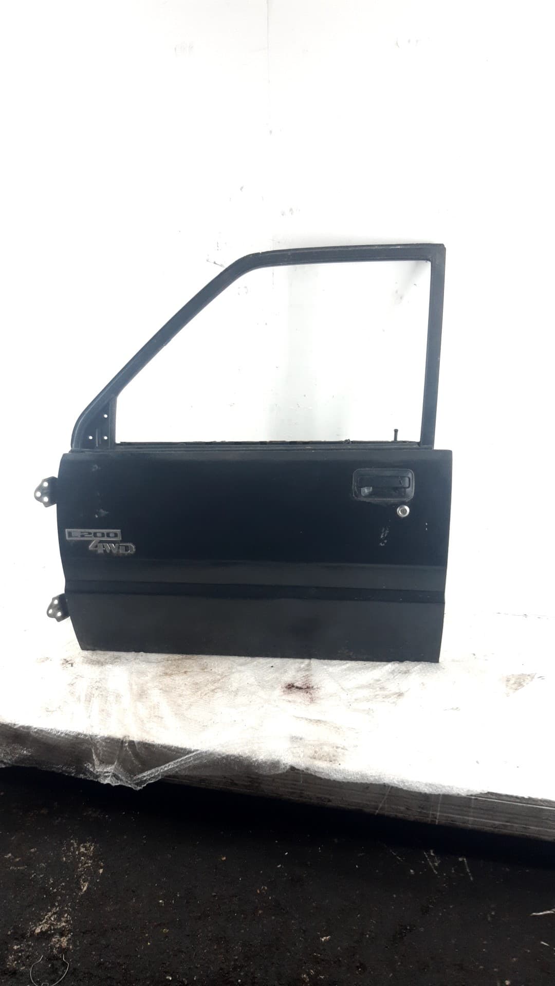 Puerta delantera izquierda MITSUBISHI L200 (K3_T, K2_T, K1_T, K0_T)
