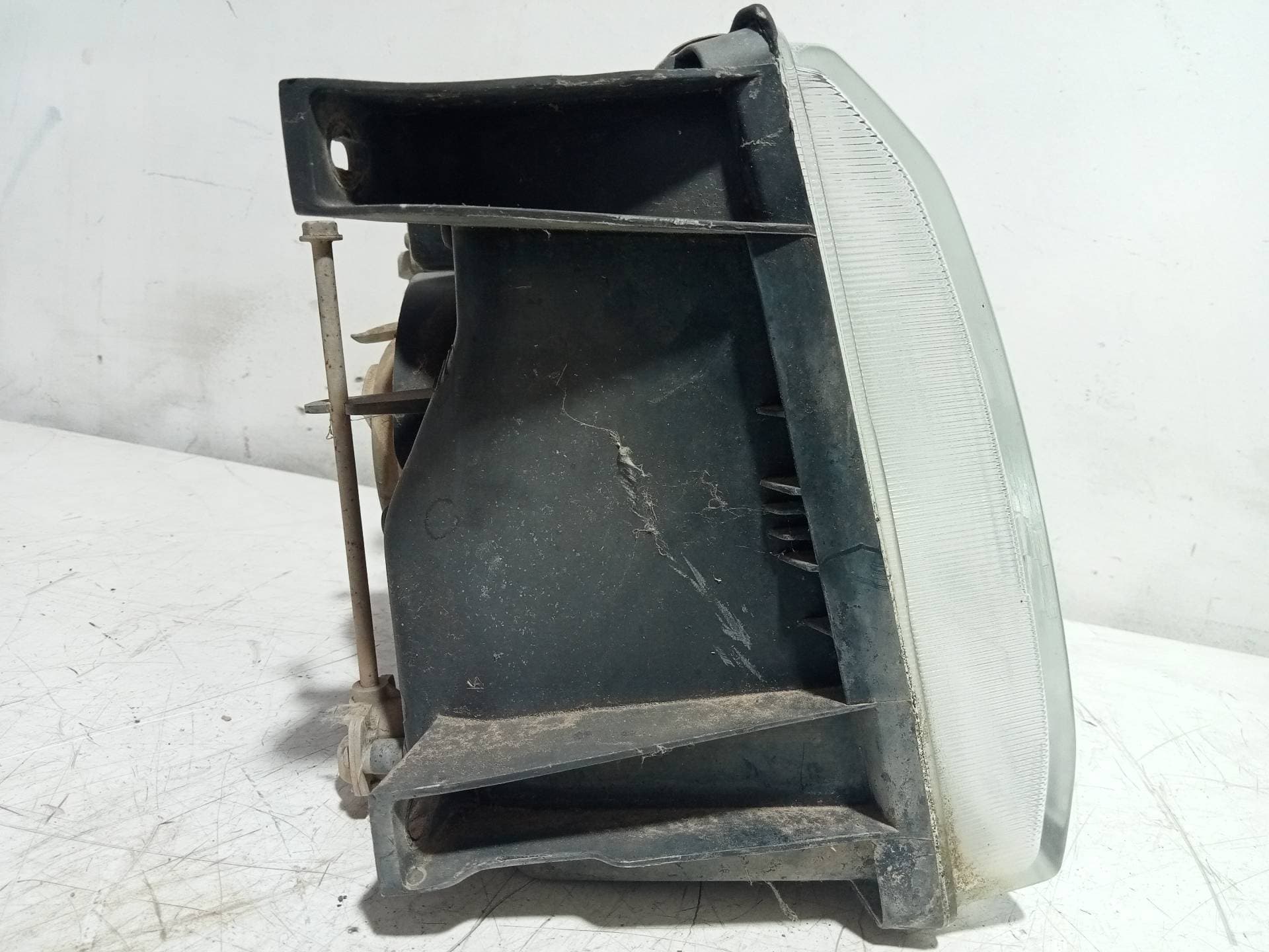 Faro izquierdo MITSUBISHI MONTERO (V20/V40) 2