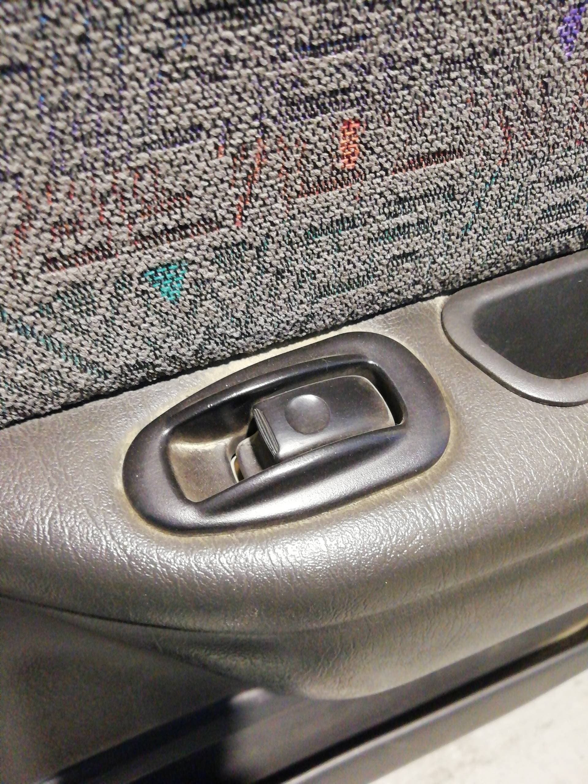 Elevalunas trasero derecho MITSUBISHI CARISMA BERLINA 4 (DA0) 2