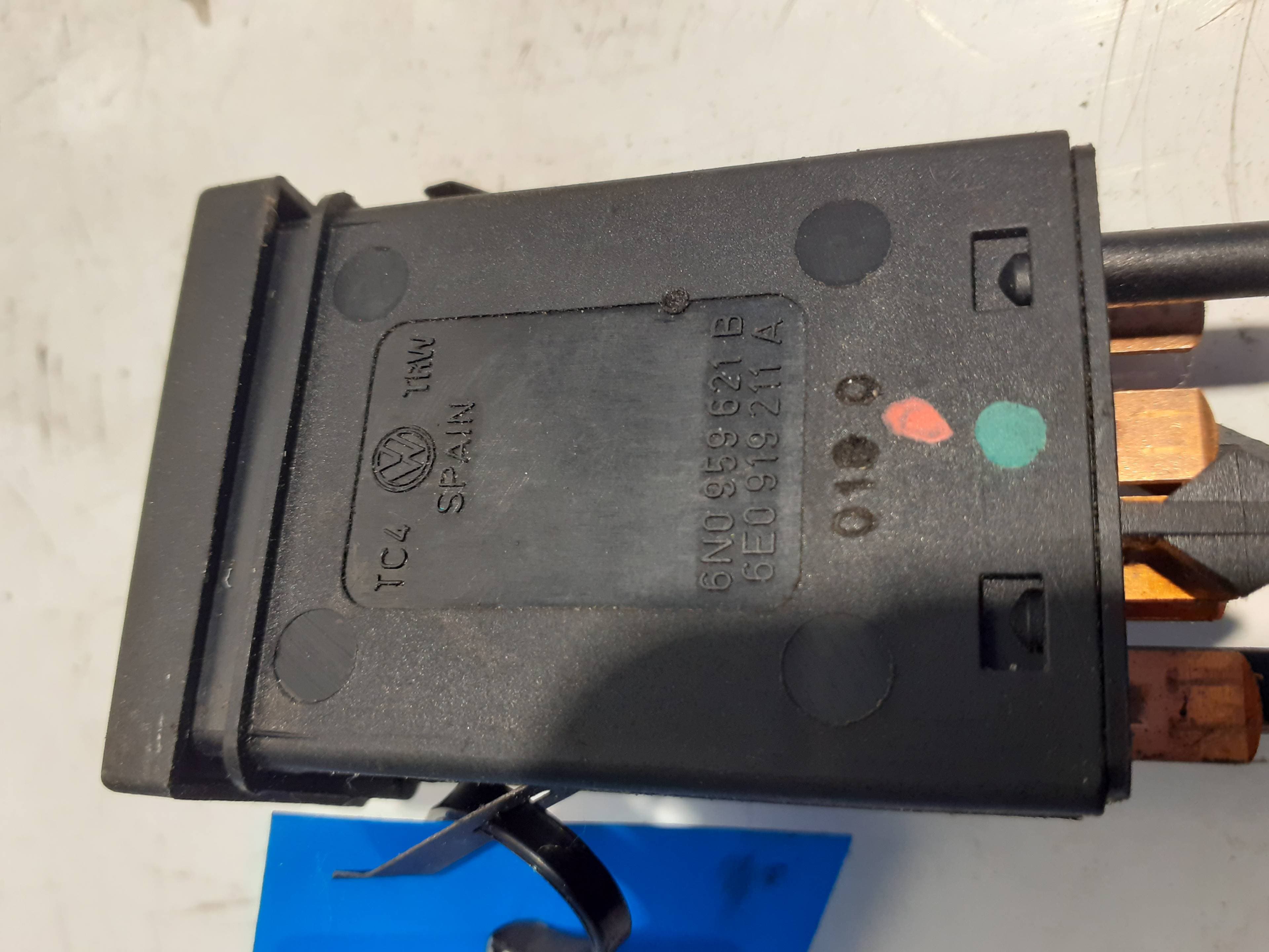 Interruptor VOLKSWAGEN GOLF IV BERLINA (1J1) 2