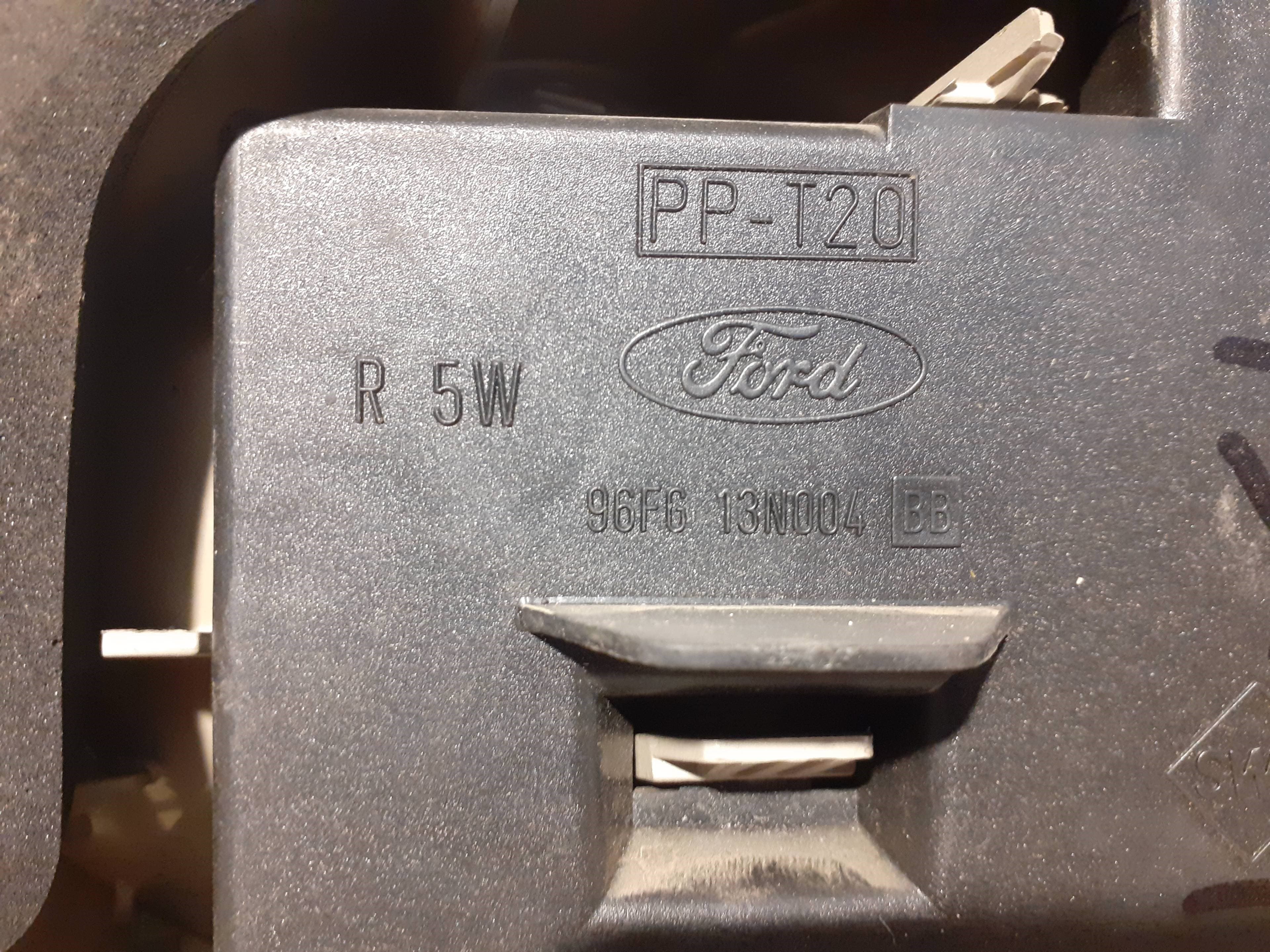 Piloto trasero izquierdo FORD FIESTA BERLINA 2