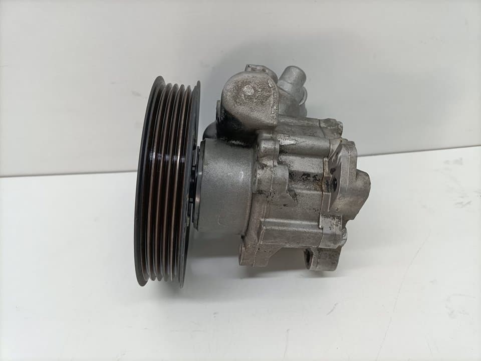 Bomba direccion VOLKSWAGEN PASSAT BERLINA (3B2) 4